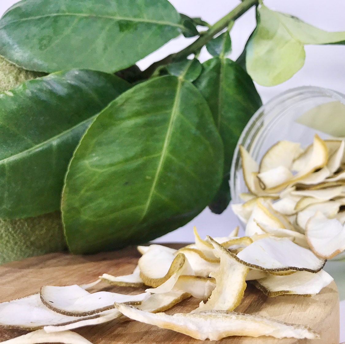 Dùng vỏ bưởi và sả
