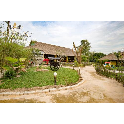 Khuôn viên nhà hàng Ngự Uyển