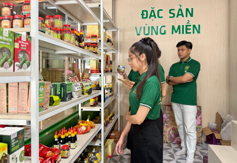 Tham quan không gian cửa hàng OCOP Kiên An