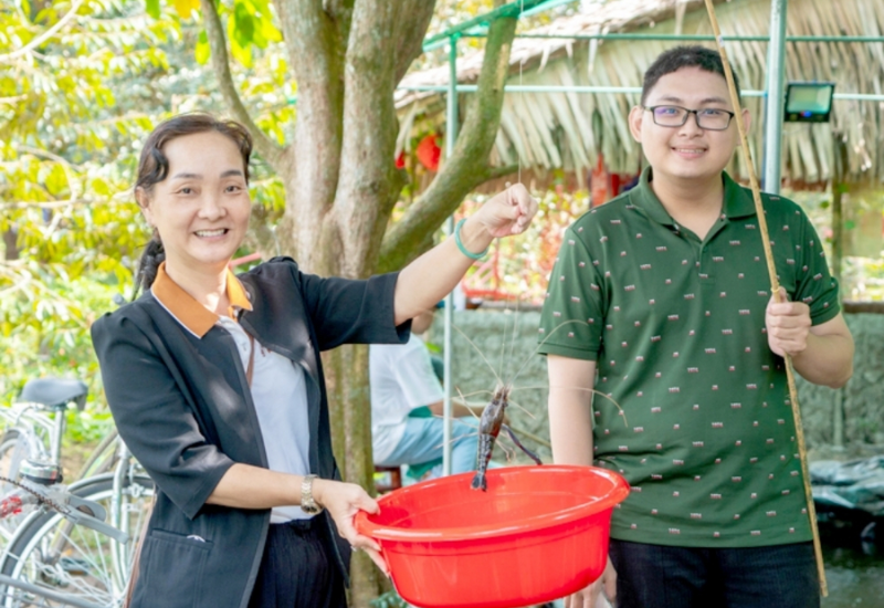Tận hưởng dịch vụ câu tôm tại Tuấn Tường