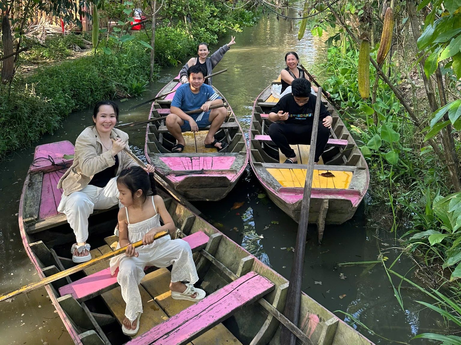 Chèo xuồng len rạch – Hành trình giữa thiên nhiên miệt vườn