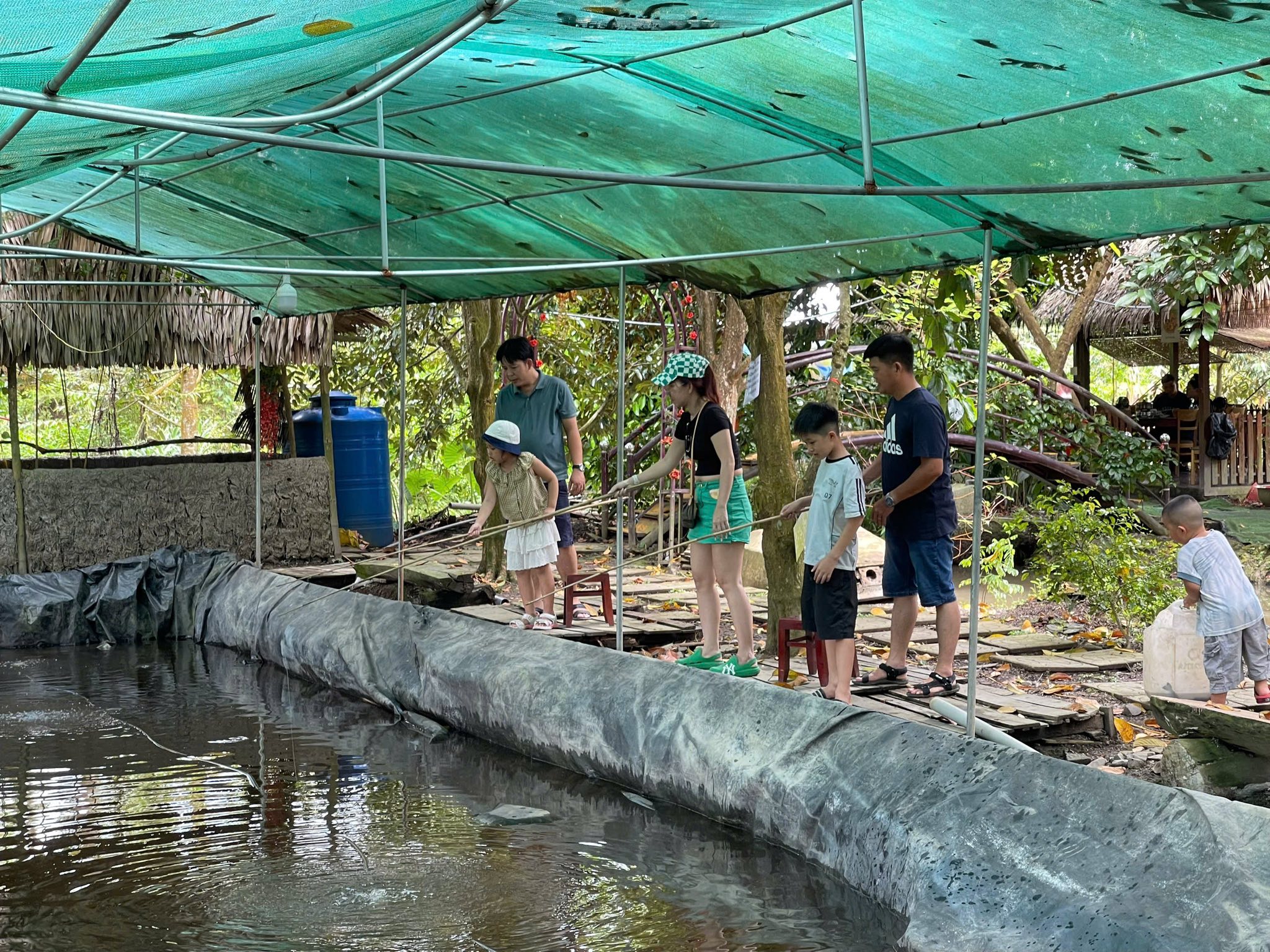 Câu tôm, bắt cá – Niềm vui dân dã giữa miền quê sông nước