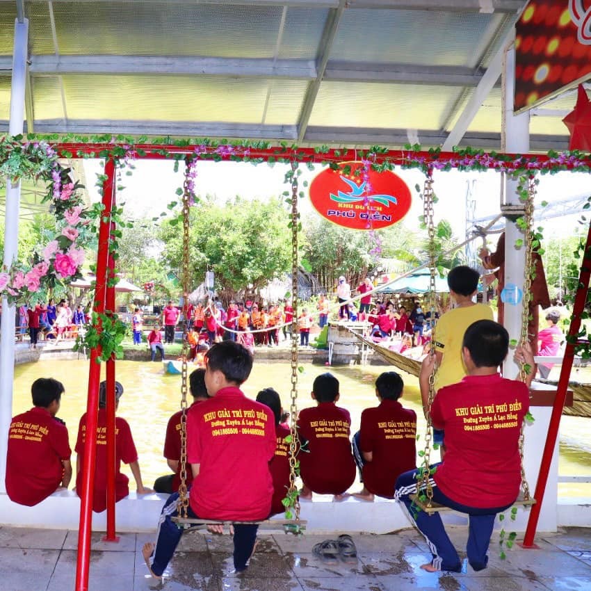 Một Ngày Làm Việc Của Đội Ngũ Nhân Viên Tại Phú Điền