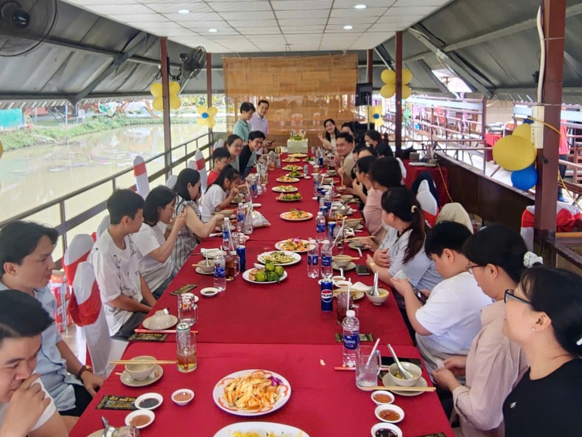 Một bữa ăn giúp chuyến đi "chậm lại"