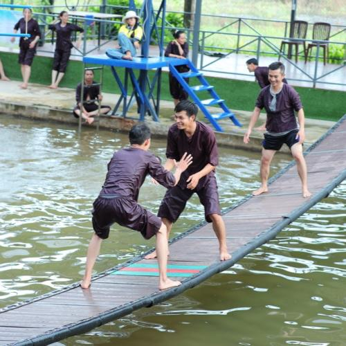 Người lớn tìm được gì khi cho phép mình chơi trò dân gian?