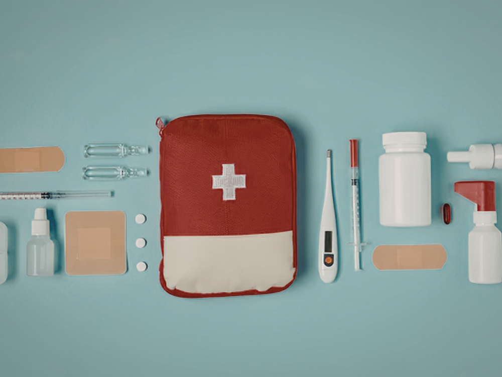 Mang theo đồ y tế cơ bản và kem chống nắng