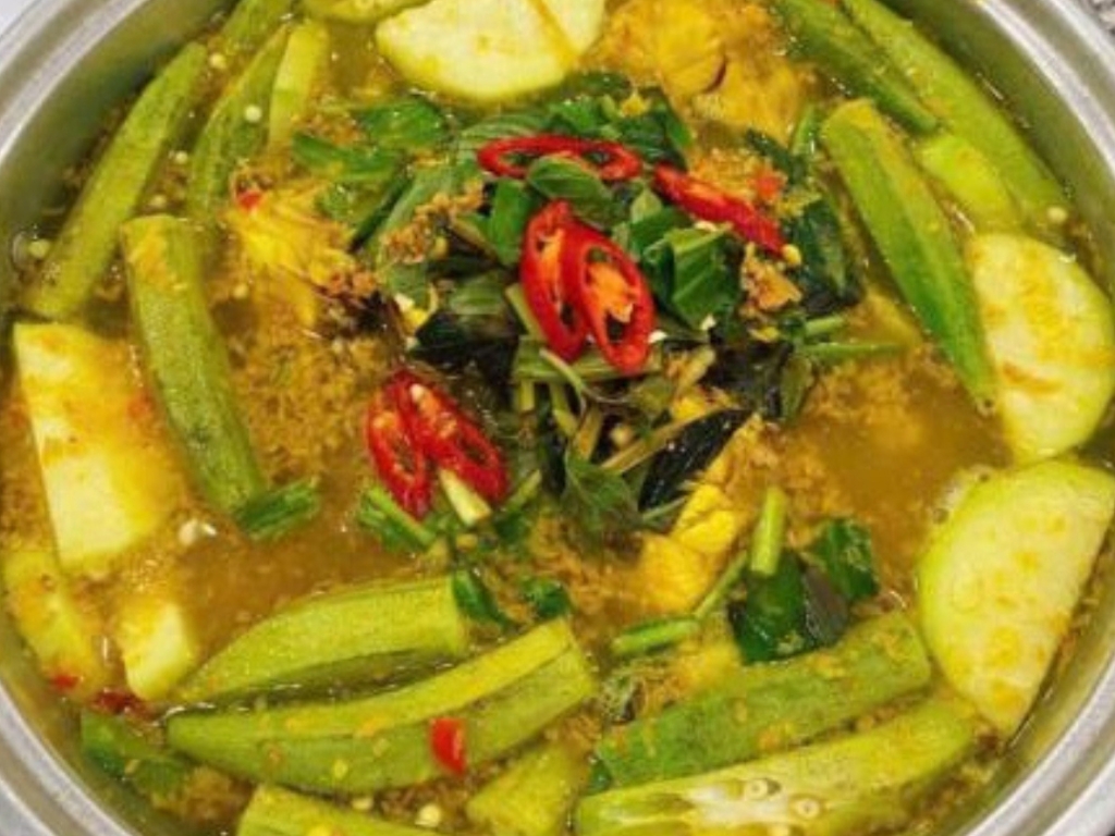 Canh Chua Sả Nghệ Cá Nhám Hà Tiên