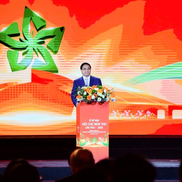 Vietcombank Trao Tặng 10 Tỷ Đồng Thông Qua Chương Trình Mùa Thu Hy Vọng, Chia Sẻ Yêu Thương