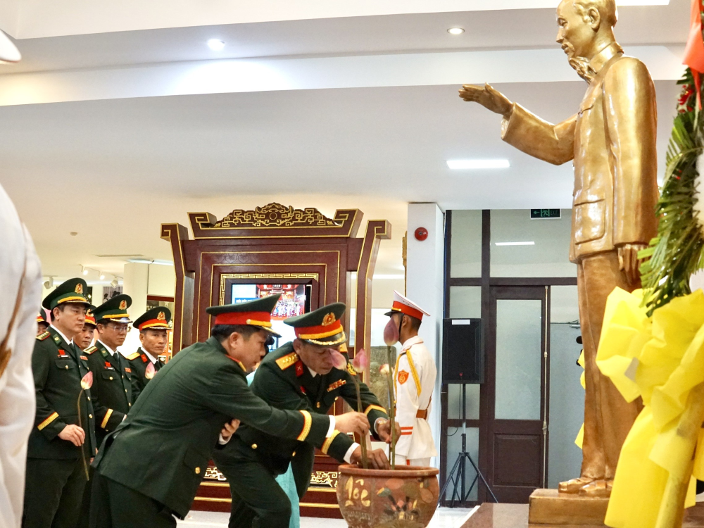 Tại buổi lễ dâng hoa và báo công