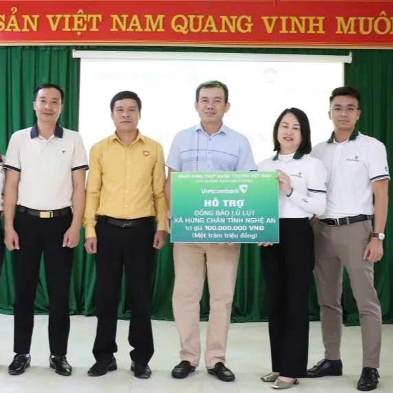 Vietcombank Nam Hải Phòng Trao 450 Suất Quà Cho Bà Con Miền Trung Bị Ảnh Hưởng Bởi Cơn Bão Số 10