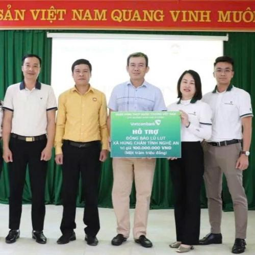 Vietcombank Nam Hải Phòng Trao 450 Suất Quà Cho Bà Con Miền Trung Bị Ảnh Hưởng Bởi Cơn Bão Số 10