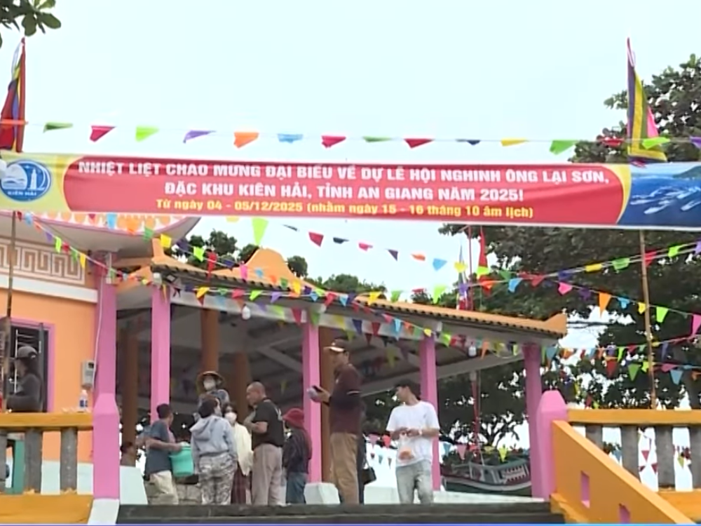 Không khí lễ hội tưng bừng nơi đảo ngọc