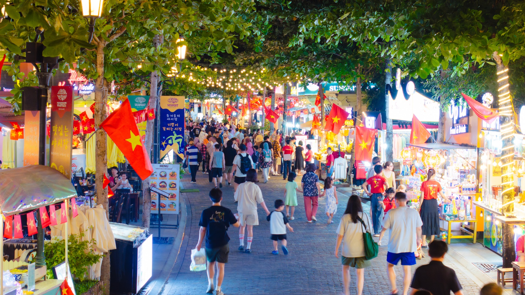 4. Chợ đêm Vui-Fest Bazzar trong Thị trấn Hoàng Hôn