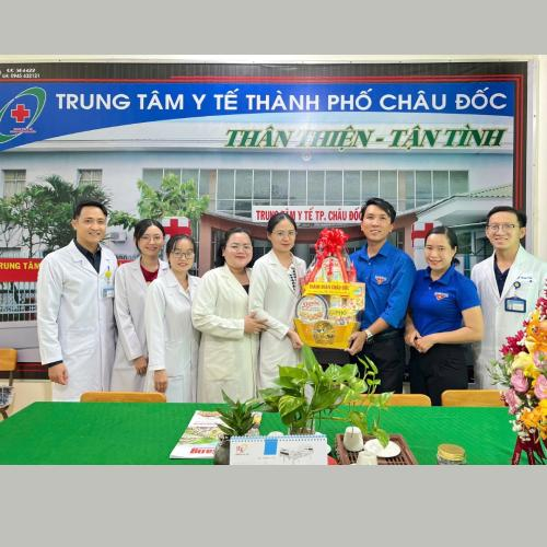 Hình Ảnh Về Tuổi Trẻ Châu Đốc Chúc Mừng Ngày Thầy Thuốc Việt Nam