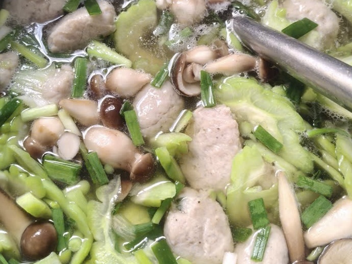 Canh khổ qua nấm mối chả cá thác lác