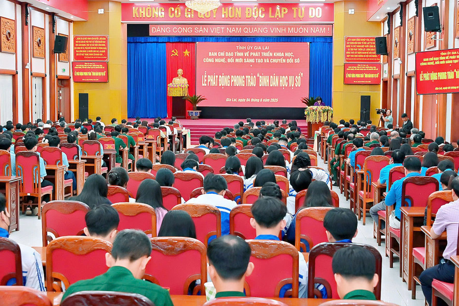 Khen thưởng tập thể, cá nhân xuất sắc trong phong trào đổi mới sáng tạo và chuyển đổi số