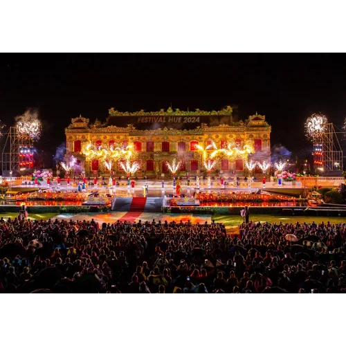 Điện Kiến Trung lung linh trong đêm khai mạc Festival Huế
