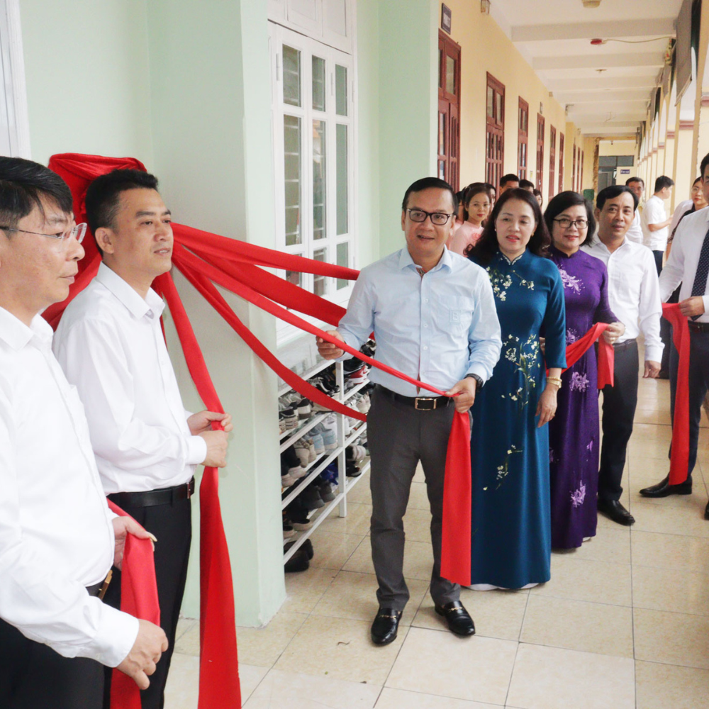 Trường THCS Chu Văn An (Phường Gia Viên) Gắn Biển Công Trình Phòng Học Chuyển Đổi Số