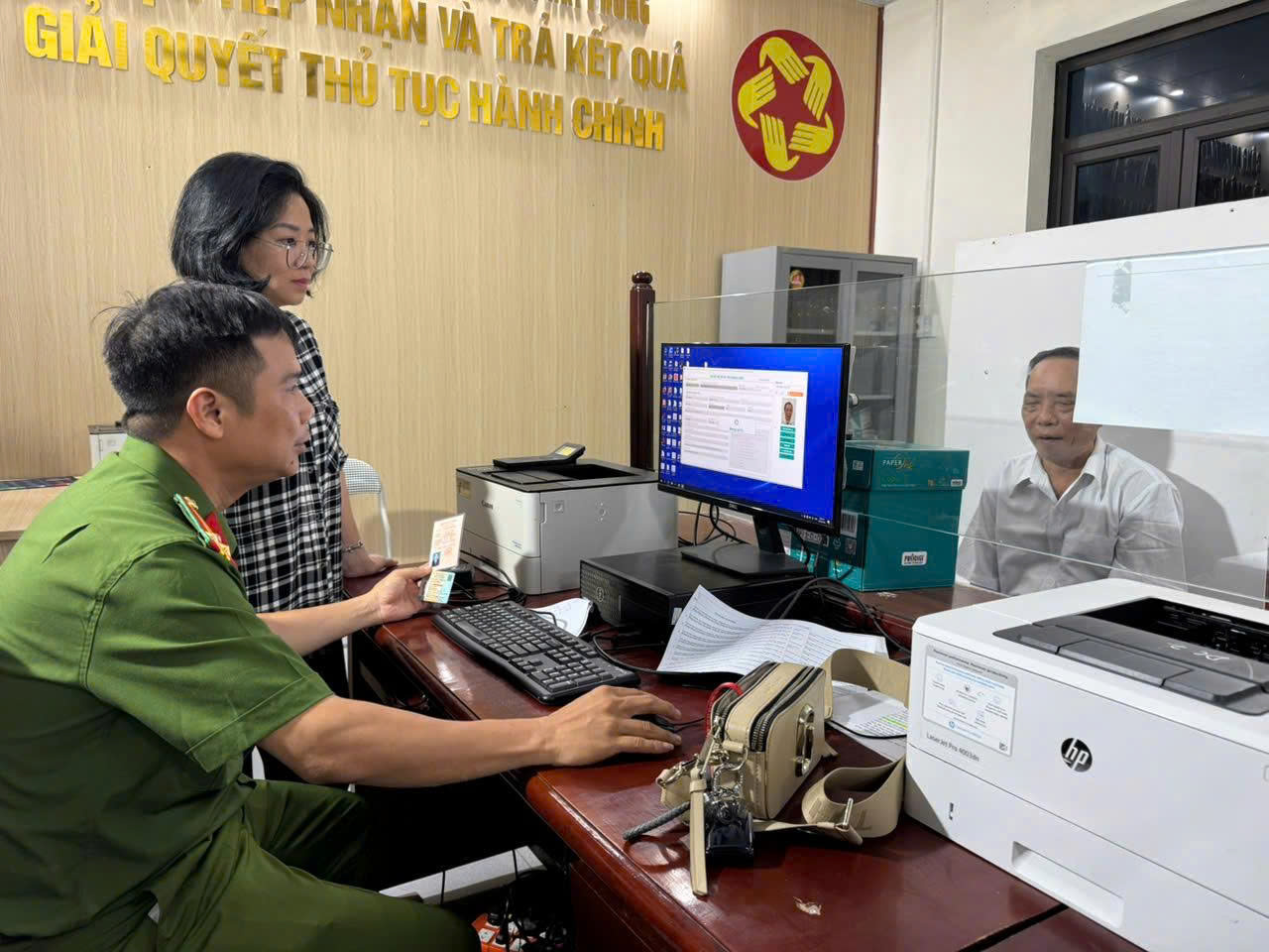 Công an phường Tân Hưng đẩy nhanh tiến độ đổi thẻ đảng viên trên nền tảng dữ liệu quốc gia