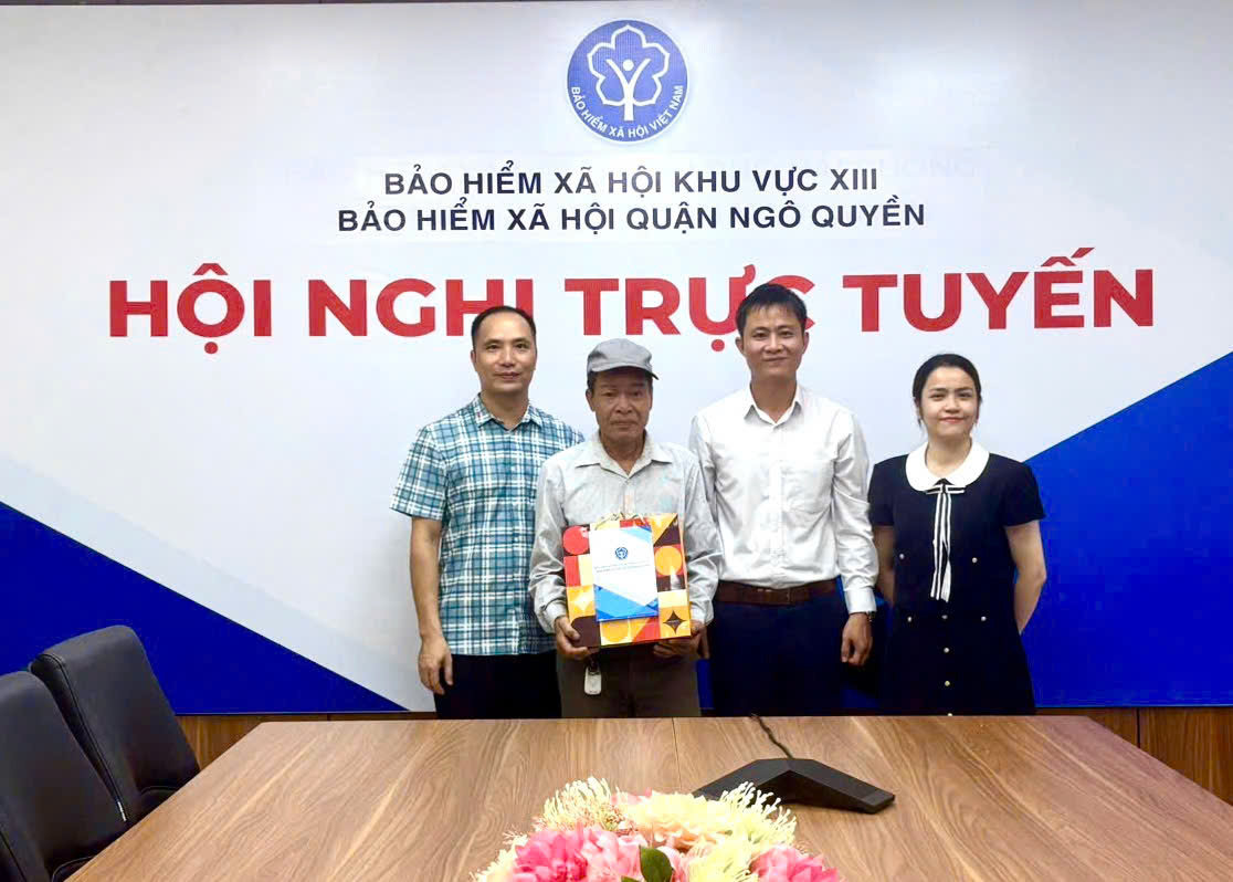 BHXH Cơ sở Ngô Quyền tri ân gia đình chính sách, người có công nhân dịp 27/7
