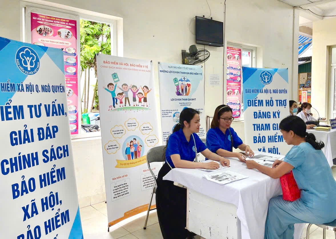 Gian hàng tuyên truyền đưa chính sách BHXH, BHYT đến gần hơn với người dân