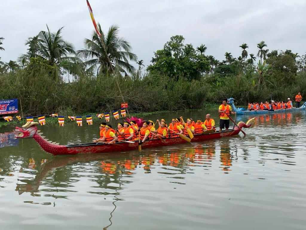 Sôi động Giải đua thuyền rồng và Lễ hội chùa Quan Âm Linh Phúc 2025