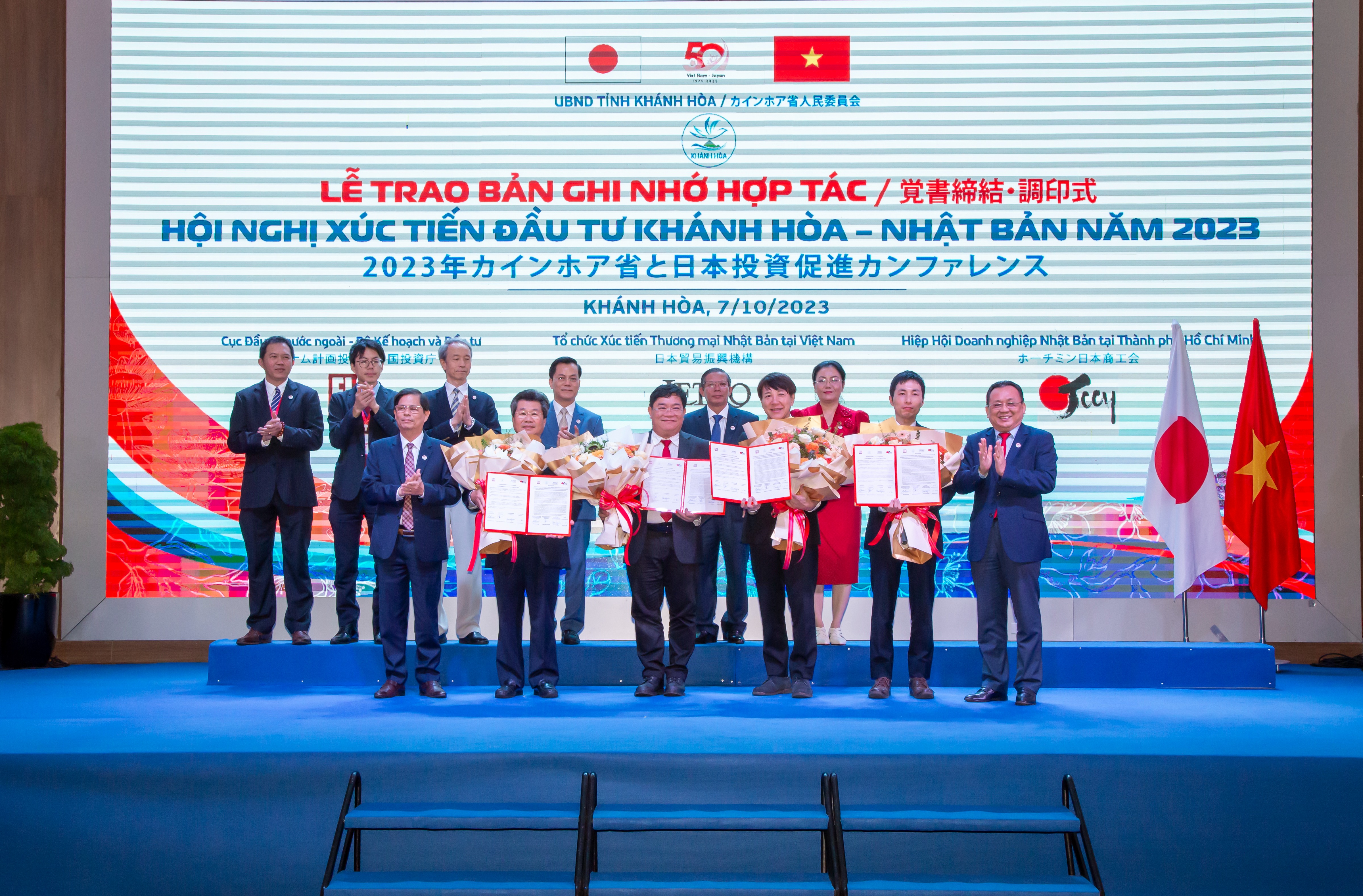Nhiều điểm sáng