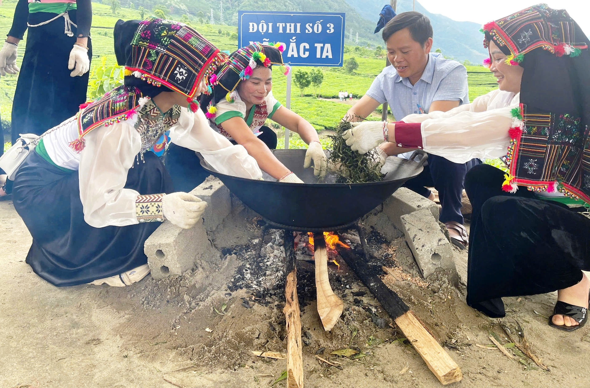 Hội thi hái chè, sao chè tại xã Phúc Khoa