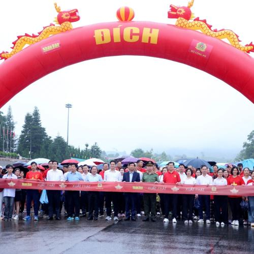 Hơn 10.000 Người Dân Lai Châu Tham Gia Sự Kiện "Cùng Việt Nam Tiến Bước"