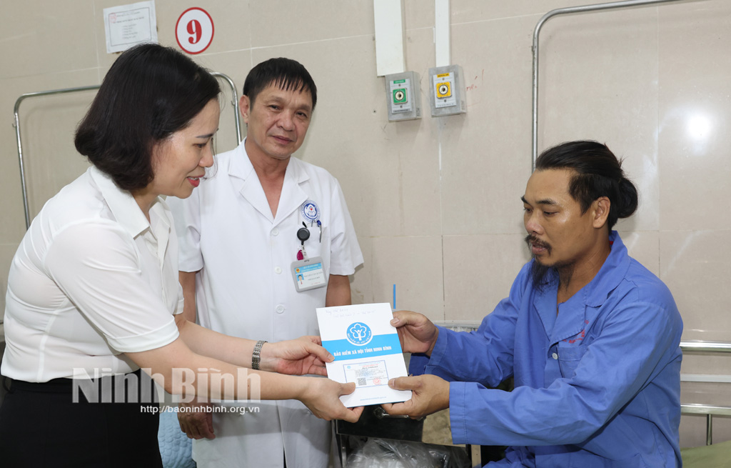 BHXH khu vực XIV thăm hỏi bệnh nhân và tổ chức Ngày hội tuyên truyền chính sách BHYT