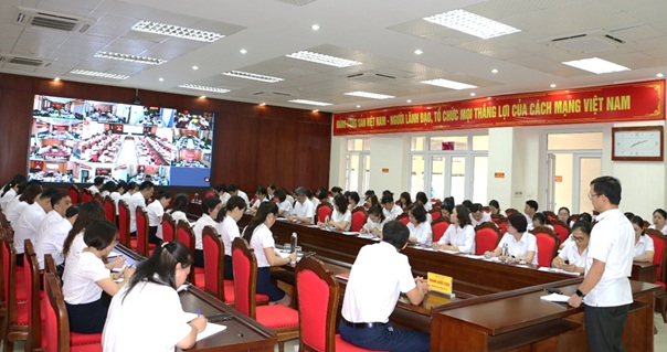 BHXH Sơn La tổ chức sinh hoạt chính trị dưới cờ đầu tiên sau kiện toàn chính quyền hai cấp