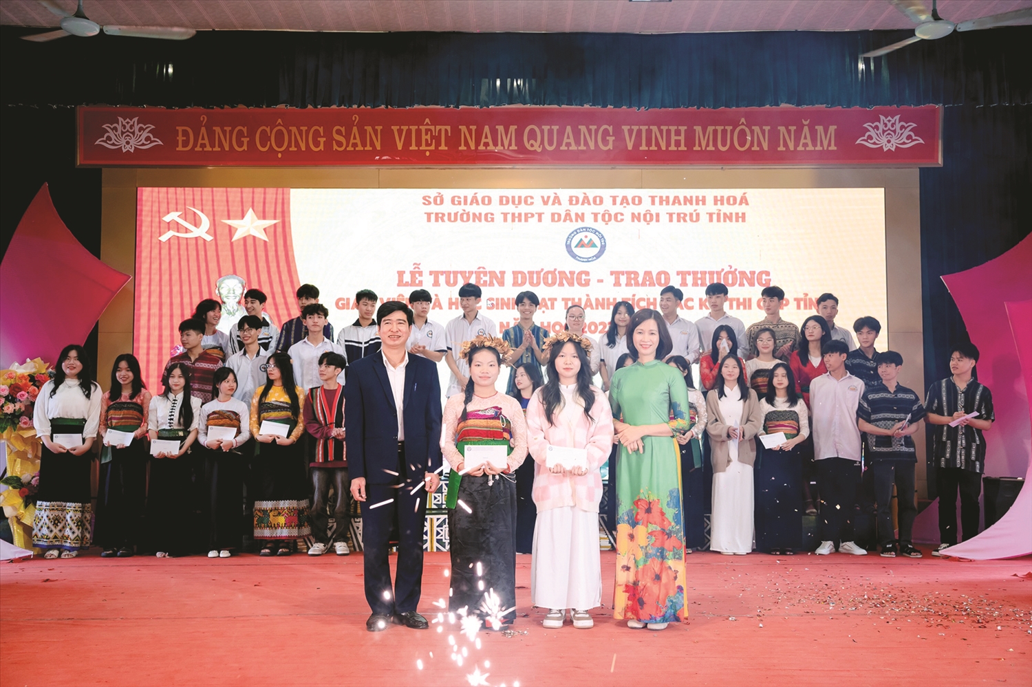 Nâng bước trẻ em DTTS đến trường