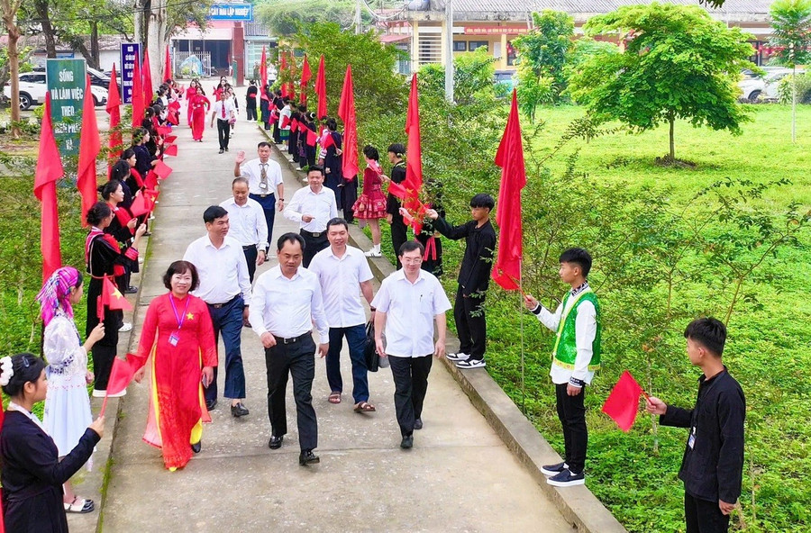 Thái Nguyên quan tâm giáo dục vùng dân tộc thiểu số, trao tặng thiết bị cho học sinh nhân dịp khai giảng