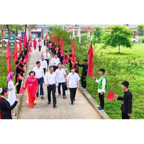 Thái Nguyên quan tâm giáo dục vùng dân tộc thiểu số, trao tặng thiết bị cho học sinh nhân dịp khai giảng