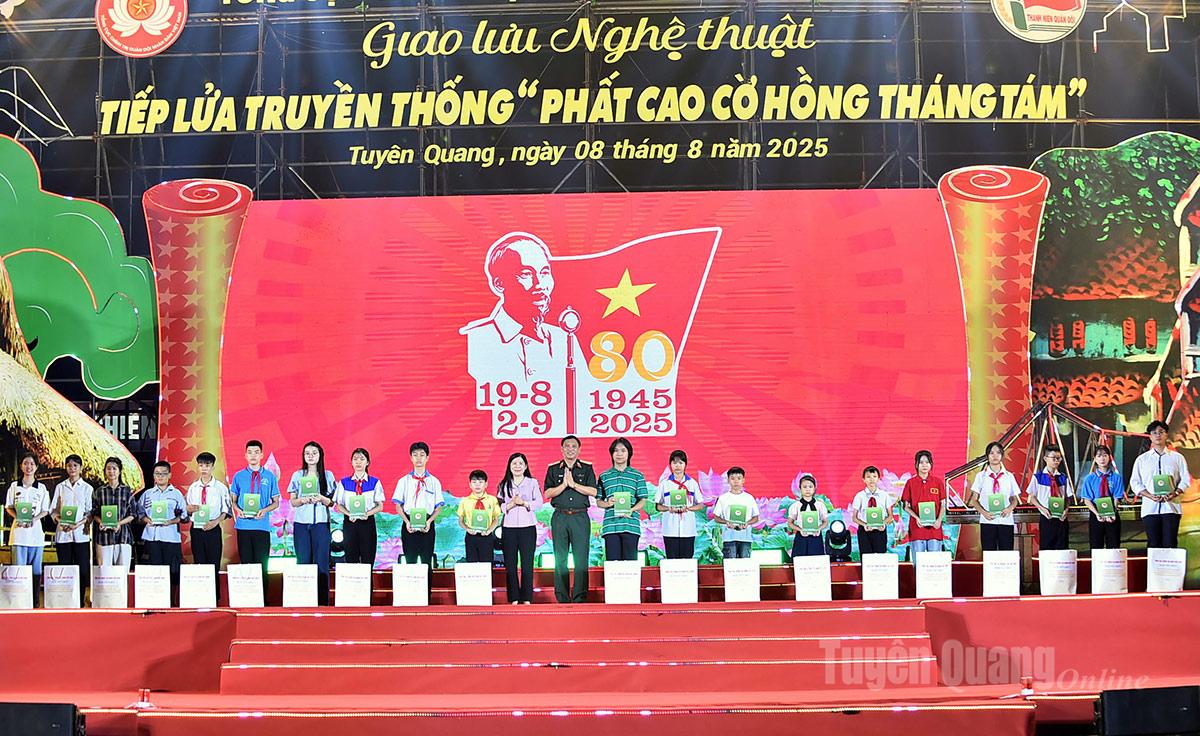 Giao lưu nghệ thuật Tiếp lửa truyền thống “Phất cao cờ hồng Tháng Tám”