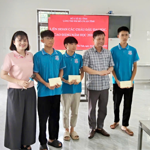 Sở Y Tế Tặng Quà Các Cháu Ở Làng Trẻ Em Mồ Côi Hà Tĩnh Đậu Đại Học