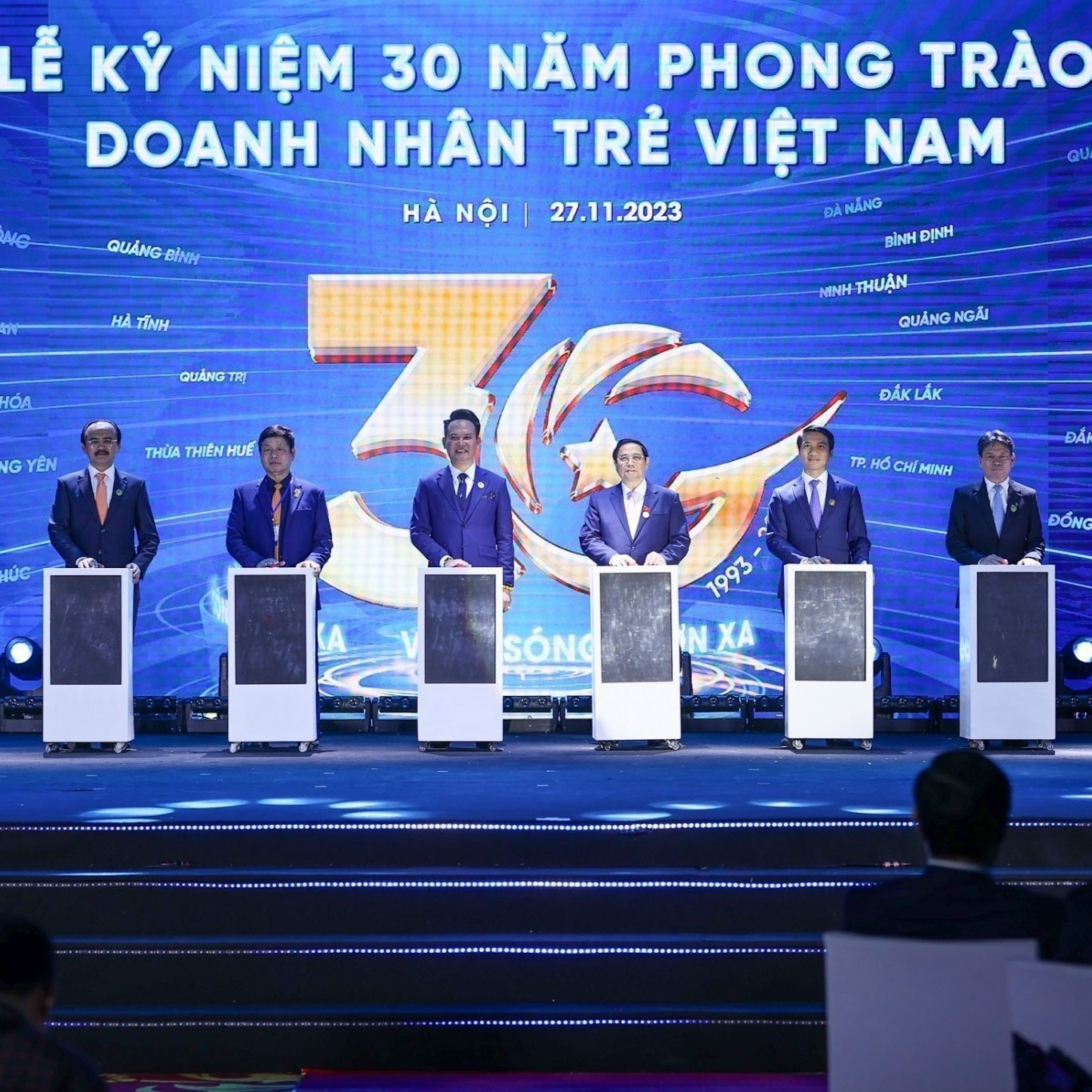 Doanh Nhân Trẻ Việt Nam Vững Bước Trên Con Đường Mới