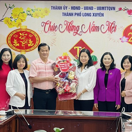 Hội Doanh Nhân Trẻ An Giang Mang Niềm Vui Xuân Đến Gia Đình Khó Khăn Ở TP. Long Xuyên