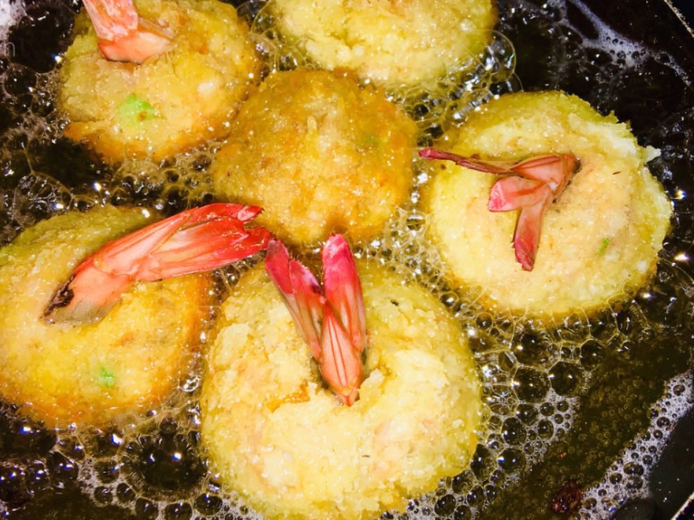 3. Nặn và chiên chả tôm