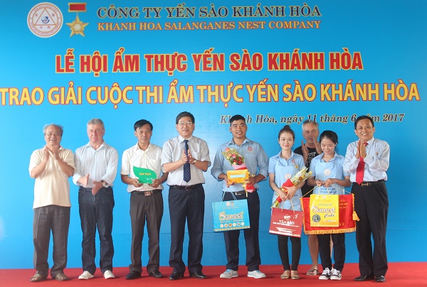 Công ty Yến sào Khánh Hòa: Trao giải hội thi Tinh hoa ẩm thực Yến sào Khánh Hòa * Thả hơn 10.000 con cá giống tái tạo nguồn lợi thủy sản