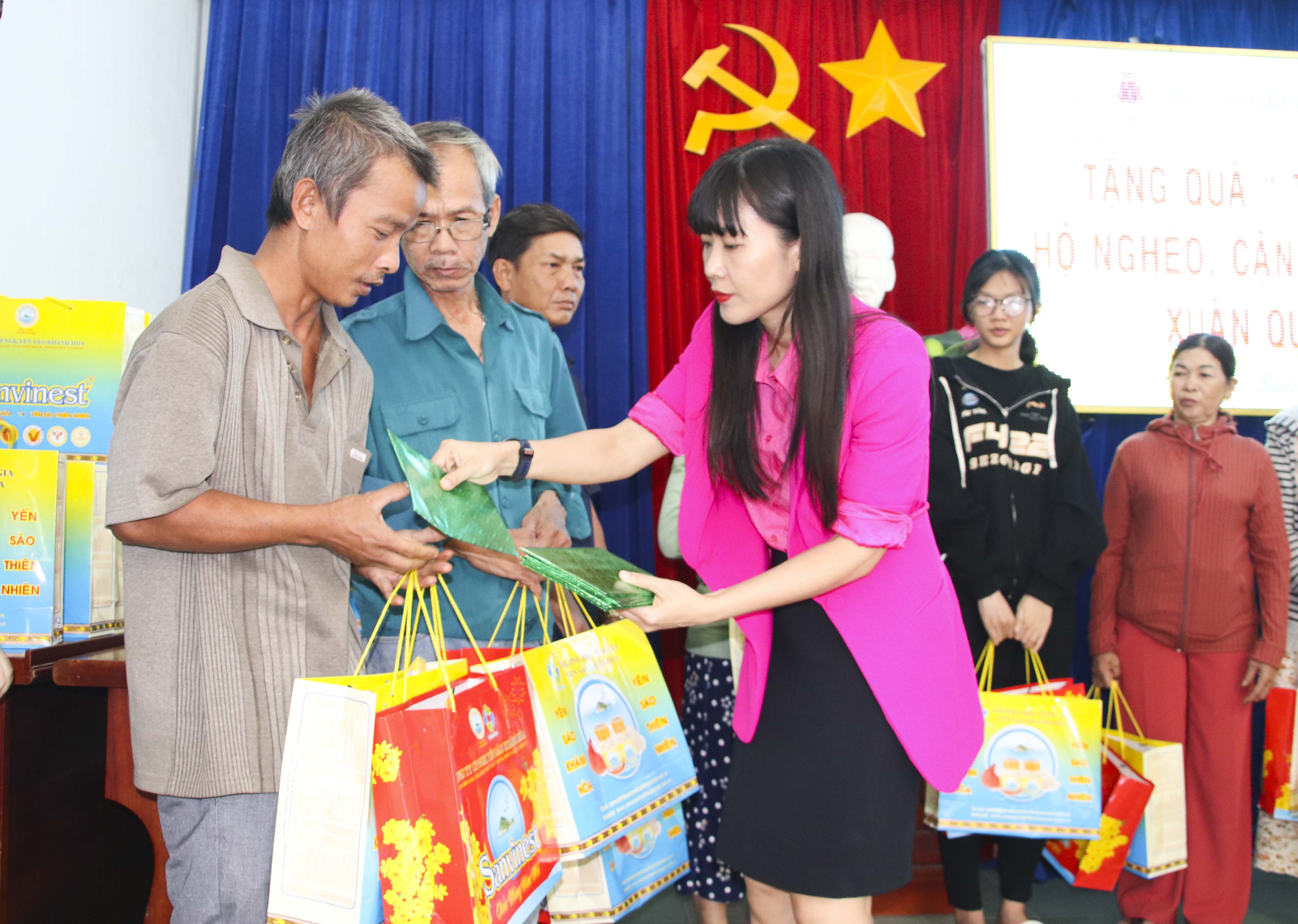 Sanvinest Khánh Hòa dành gần 350 triệu đồng tặng quà Tết cho người nghèo