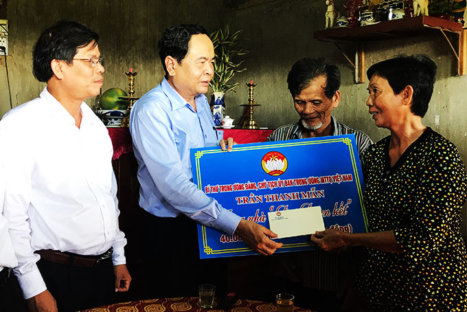 Quan tâm sâu sắc đến lợi ích chính đáng của người dân