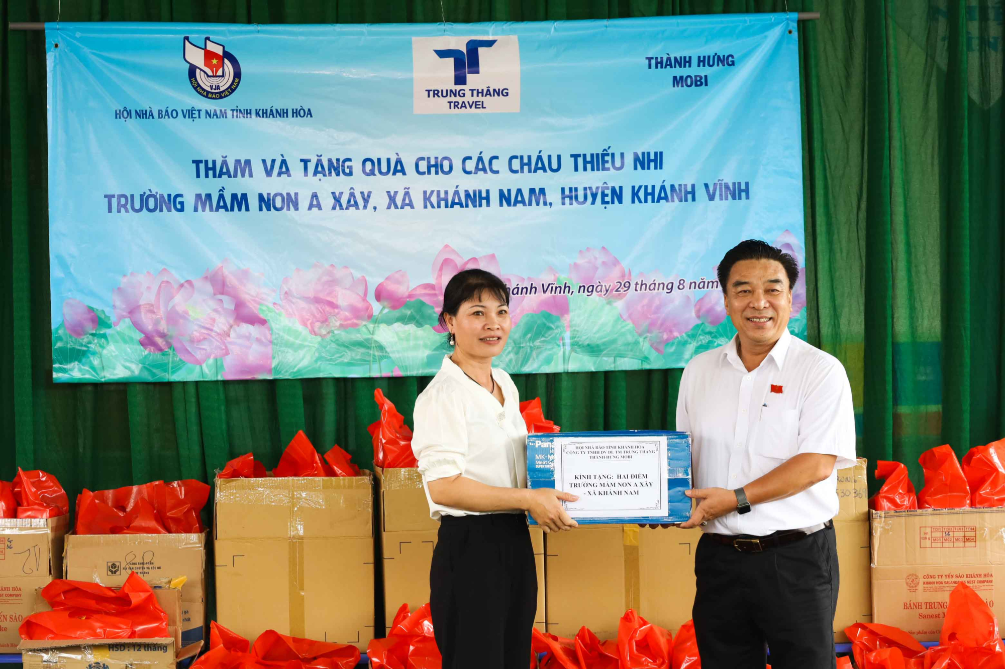 Hội Nhà Báo Tỉnh Khánh Hòa Trao Quà Đến Học Sinh Nghèo Đầu Năm Học Mới