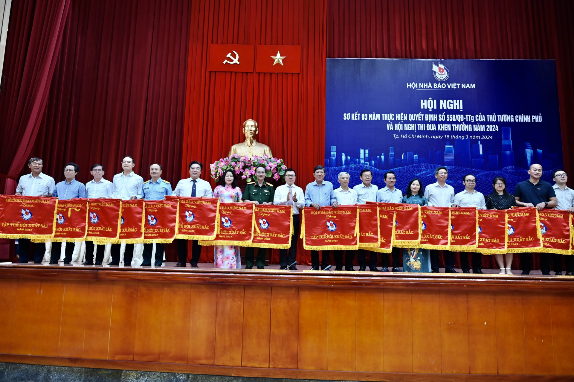 Hội Nhà báo tỉnh Khánh Hòa: Nhận Cờ thi đua xuất sắc của Hội Nhà báo Việt Nam