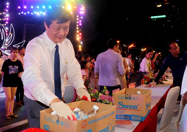 Lãnh đạo tỉnh và đoàn viên, thanh niên thu gom rác sau đêm khai mạc Festival Biển