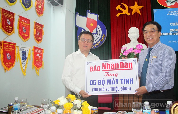 Đoàn Công Tác Báo Nhân Dân Làm Việc Với Hội Nhà Báo Tỉnh