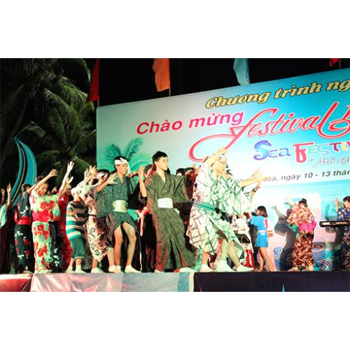 Hơn 50 nghệ sỹ biểu diễn trong chương trình ca nhạc Việt Nam và quốc tế