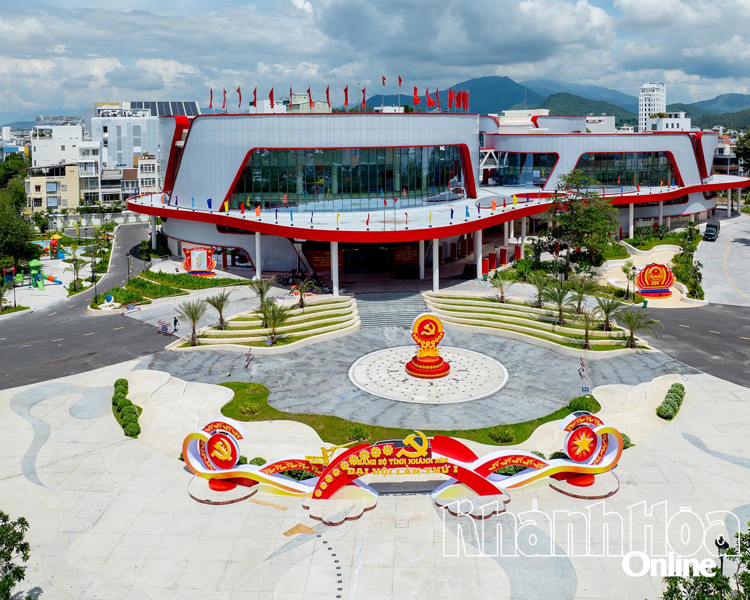 Rực rỡ cờ hoa chào mừng Đại hội Đảng bộ tỉnh Khánh Hòa lần thứ I, nhiệm kỳ 2025 - 2030
