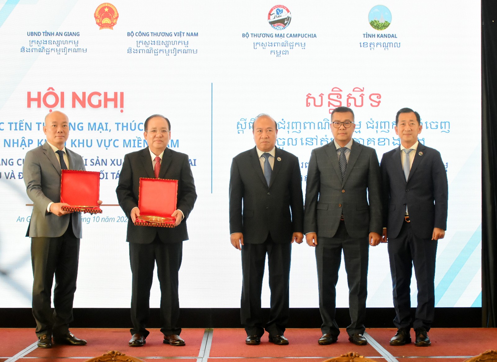 The Cambodian Ministry of Commerce presents souvenirs to the Vietnam Trade Promotion Agency and An Giang Province.