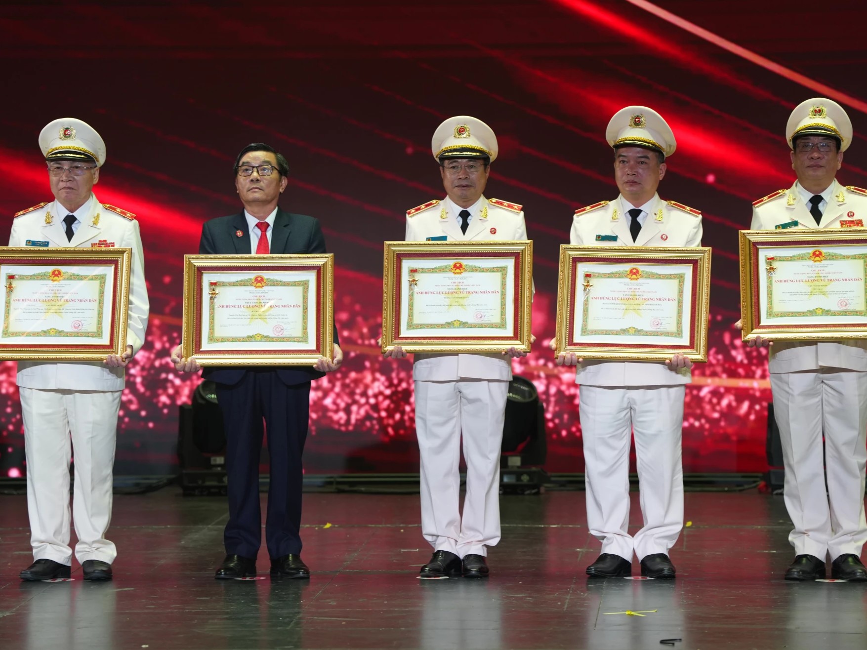 Công an tỉnh Khánh Hòa và một cá nhân được phong tặng danh hiệu Anh hùng Lực lượng vũ trang nhân dân